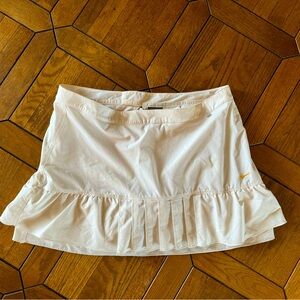 White Nike tennis skirt size 4. Perfect condition with built in shorts